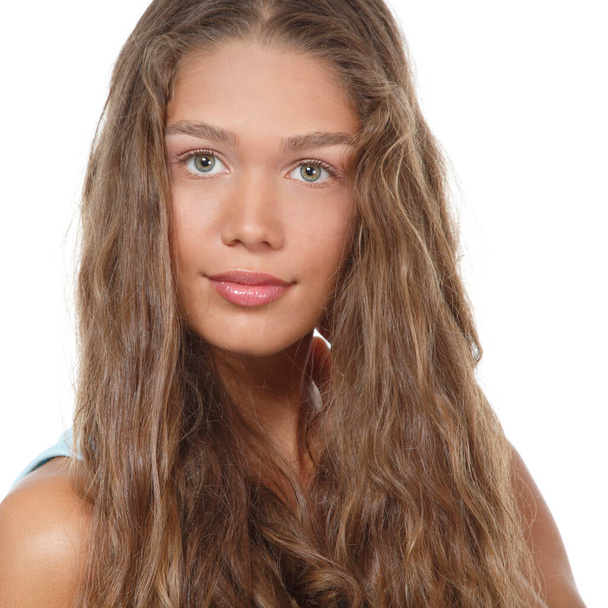Portrait d'une belle jeune femme à la peau propre et aux cheveux longs et bouclés, traitement de beauté, cosmétologie et thème anti-âge - Photo, image