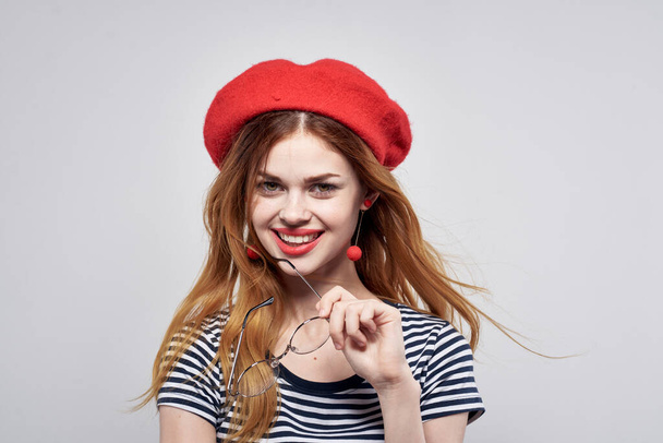 hübsche Frau mit rotem Hut Make-up Mode posiert Frische Luft - Foto, Bild