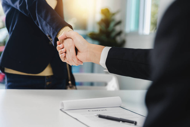 Başarı anlaşması ve müzakere konsepti, iki iş adamının görüşmesinden sonra el sıkışması. - Fotoğraf, Görsel