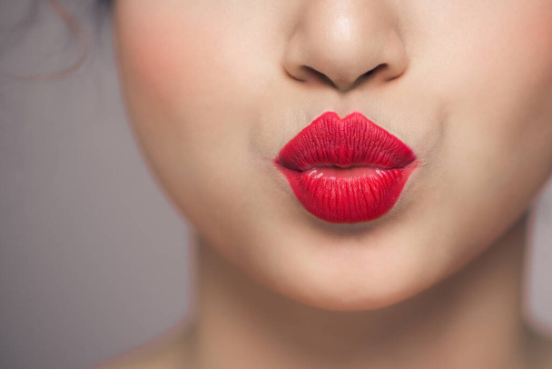 Usta kobiety z czerwona szminka - Zdjęcie, obraz