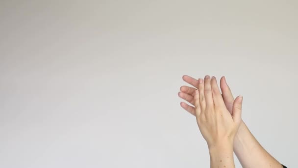 Женщина, человек хлопает руками, аплодируя браво, показывая два нормальных жеста, изолированных на белом фоне в студии. Копировать место для рекламы. С местом для текста или изображения Рекламная зона макет - Кадры, видео