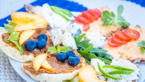 Kanapki z serem, owocami i warzywami. Koncepcja zdrowej żywności - Zdjęcie, obraz
