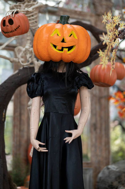 Halloween menselijke schedel abces in zwarte mantel concept op kopieerruimte - Foto, afbeelding