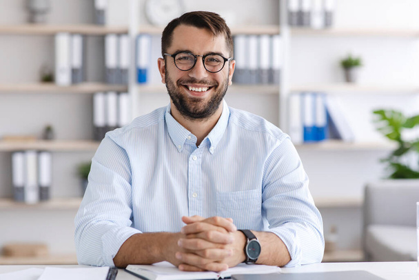 Портрет веселого зрілого білошкірого чоловіка в окулярах, що працюють на ноутбуці, виклик онлайн
 - Фото, зображення