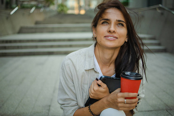 Retrato de uma mulher de negócios andando e sorrindo ao ar livre - Foto, Imagem