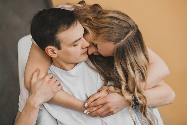 Close-up portret van jong aantrekkelijk romantisch koppel knuffelen, liefdevol met elkaar. Liefde en relaties levensstijl. - Foto, afbeelding