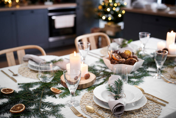 Table à manger prête pour la veille de Noël                              - Photo, image