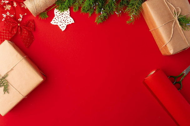 Decorações de Natal fundo em vermelho com espaço de cópia - Foto, Imagem