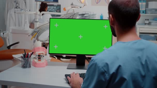 Hombre mirando a la computadora con pantalla verde horizontal - Metraje, vídeo
