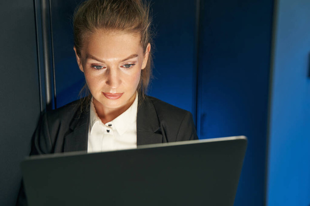 Жіночий технік, який використовує ноутбук для аналізу сервера
 - Фото, зображення