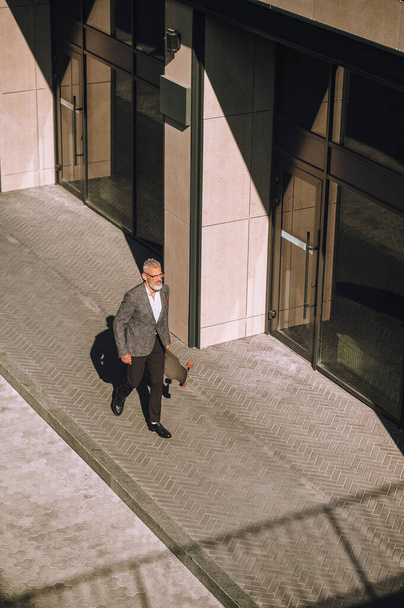 オフィス街のトップビューと1人の男が歩く - 写真・画像