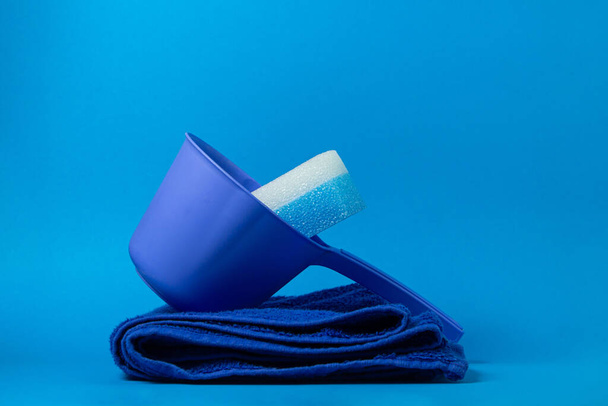 Accessoires de bain sur fond bleu. Éponge de bain bleue - Photo, image