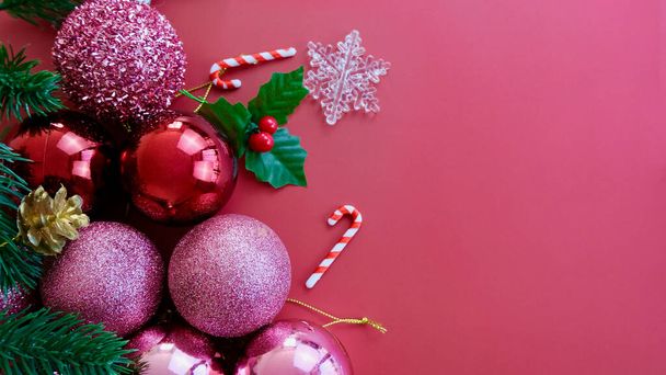 Joulukoristeet, mänty, vaaleanpunainen pallot, lumihiutaleet vaaleanpunainen tausta - Valokuva, kuva