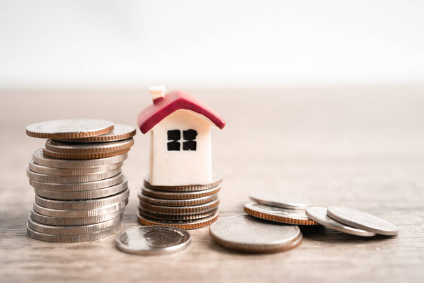 Casa en monedas de pila, hipoteca concepto de financiación de préstamos hipotecarios. - Foto, Imagen