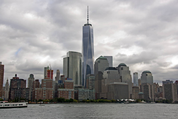 Vista de los edificios de la zona financiera de Manhattan en la ciudad de Nueva York desde un barco sobre el rio Hudson - Foto, Imagen