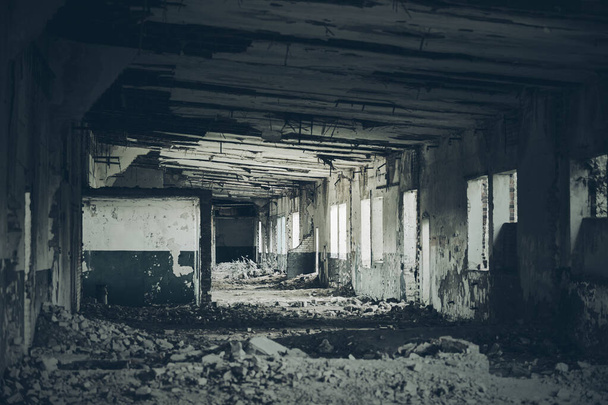 Intérieur du bâtiment abandonné, sombre couloir effrayant effrayant dans vintage sale ruiné ruiné locaux abandonnés, ruines de l'ancienne usine industrielle, arrière-plan urbain grogneux - Photo, image