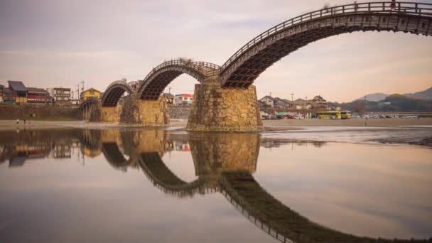 Andrychów, Yamaguchi, Japonia na Kintaikyo most w Nishiki rzekę o zmierzchu.  - Materiał filmowy, wideo
