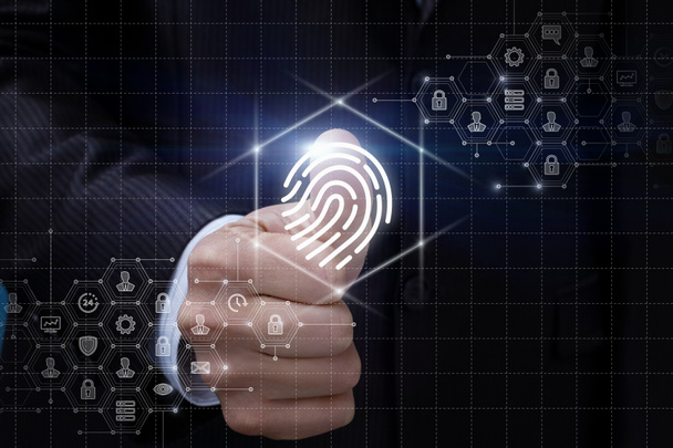 Fingerabdruck eines Geschäftsmannes wird auf einem virtuellen Bildschirm gescannt. - Foto, Bild