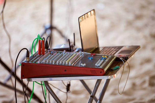 Míchání konzole elektronické zařízení, profesionální stage mixér zvuku na pláži party, zblízka. Zvuková technika audio mixér, posuvníky a tlačítka na audio mixážním pultu, selektivní zaměření - Fotografie, Obrázek