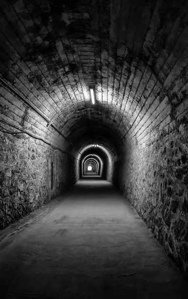 Túnel subterrâneo antigo para o transporte de mercadorias, travessia subterrânea de peões - Foto, Imagem