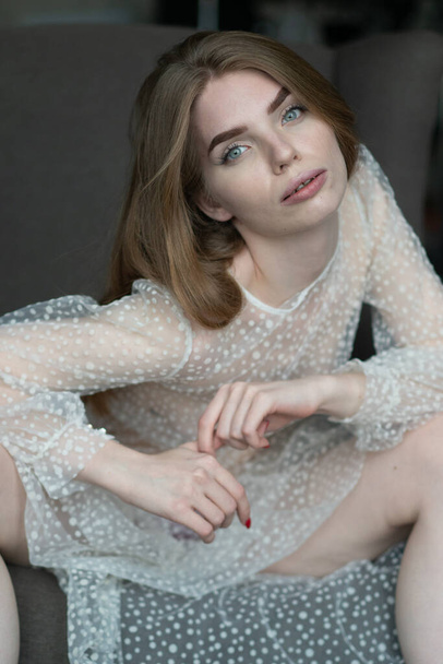 muotokuva nuori kaunis nainen valkoinen mekko istuu - Valokuva, kuva
