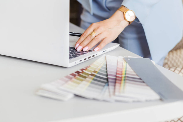 Paleta de cores, laptop e mãos femininas de perto. Design de interiores conceito de trabalho. Foto - Foto, Imagem