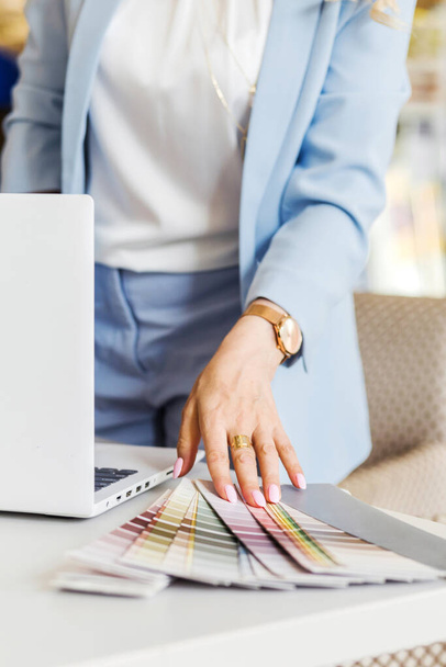 Paleta de cores, laptop e mãos femininas de perto. Design de interiores conceito de trabalho. Foto - Foto, Imagem