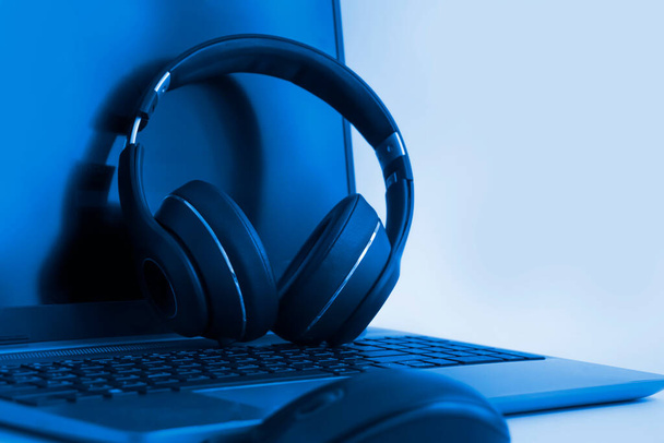 laptop, hoofdtelefoon op een gekleurde achtergrond - Foto, afbeelding