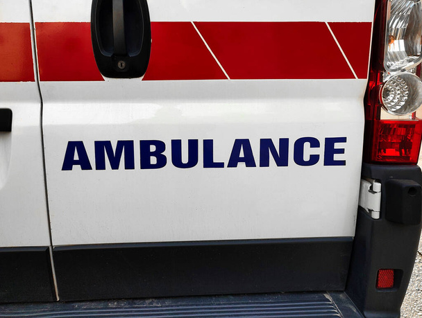 Furgoneta de ambulancia, el cartel en una puerta trasera - Foto, Imagen