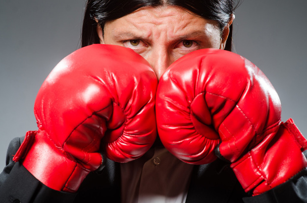 Бизнесмен в боксёрских перчатках
 - Фото, изображение