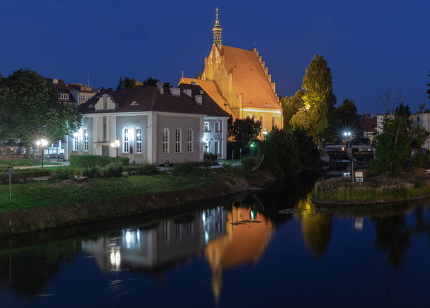 Το κεντρικό ανάχωμα της πόλης και το ποτάμι την αυγή. Μπάιντγκοζ. Πολωνία. - Φωτογραφία, εικόνα