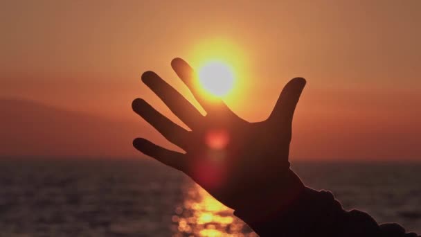 Gros plan Plan de Silhouette une main d'homme au coucher du soleil 2 - Séquence, vidéo