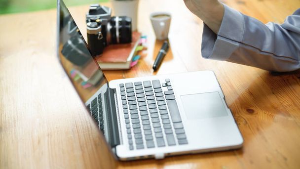 Вид збоку працівник дорослого бізнесу жінка працює на ноутбуці на робочому місці
 - Фото, зображення