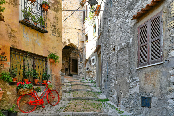 Castro dei Volsci szűk utcája a középkori Lazio régióban, Olaszországban. - Fotó, kép