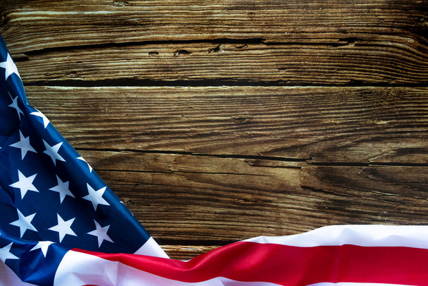 Dzień weteranów. Czcimy wszystkich, którzy służyli. Amerykańska flaga na drewnianym tle - Zdjęcie, obraz
