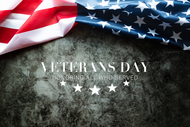 Día de los veteranos. Honrando a todos los que sirvieron. Bandera americana sobre fondo de cemento - Foto, imagen