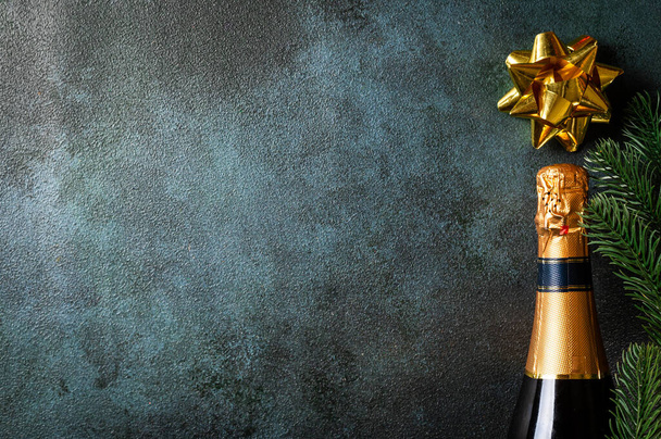 Kompozycja noworoczna ze złotą butelką szampana i świątecznym wystrojem. Nowy Rok Płasko. Świąteczne mieszkanie. Nowy rok 2022. Koncepcja nowego roku. - Zdjęcie, obraz