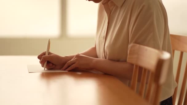 Εικόνα μιας γυναίκας που γράφει ένα γράμμα  - Πλάνα, βίντεο