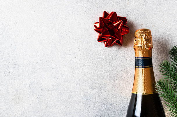 Composición de Año Nuevo con botella de champán dorado y decoración navideña. Año Nuevo Flatly. Aplanado navideño. Año nuevo 2022. Concepto de año nuevo. - Foto, imagen