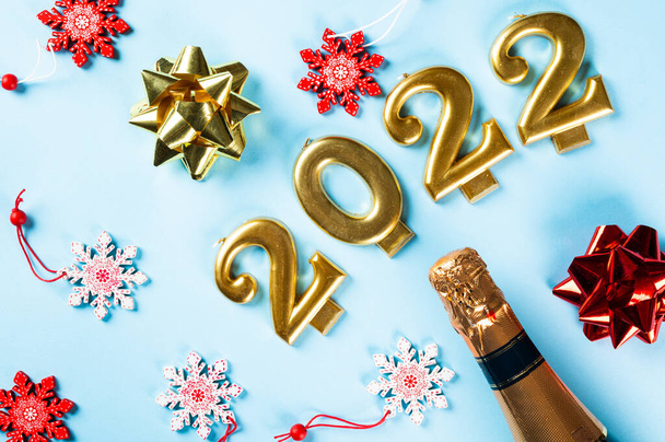 シャンパンボトルと装飾と2022番号。お正月とお祝いのコンセプト。水平方向のビュー、コピースペース。年末年始は平年。クリスマス・フラットレイ。2022年新年。新年のコンセプト - 写真・画像