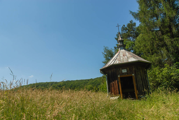 Ένα εκκλησάκι που περιβάλλεται από χωράφια και δάση σε μια ηλιόλουστη καλοκαιρινή μέρα, Kalwaria Paclawska, Πολωνία - Φωτογραφία, εικόνα
