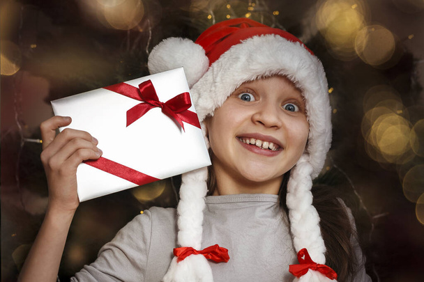 Frohes neues Jahr Baby mit einem dekorierten Umschlag auf Weihnachtshintergrund - Foto, Bild