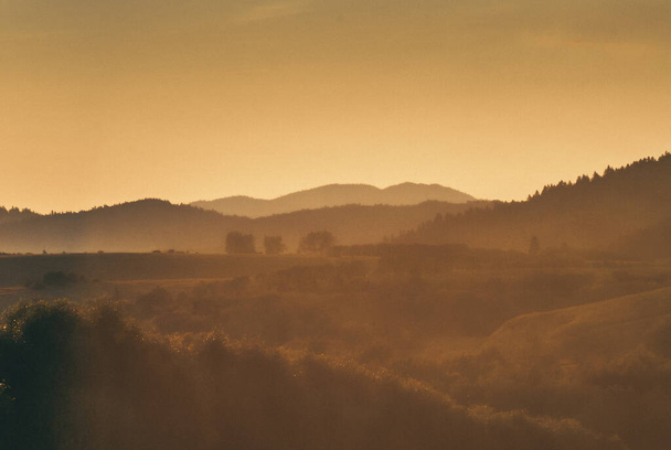 Paisaje de montaña en luz dorada, Montañas Bieszczady, Polonia - Foto, imagen