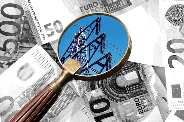 Una línea eléctrica, billetes en euros y un aumento de los costos de energía - Foto, Imagen