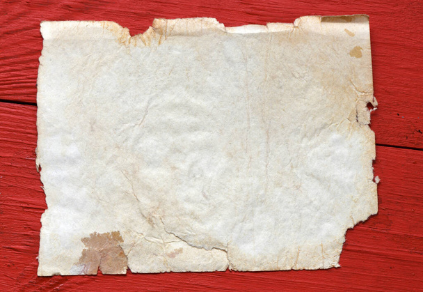 Vanha paperiarkki punaisella puupöydällä - Valokuva, kuva