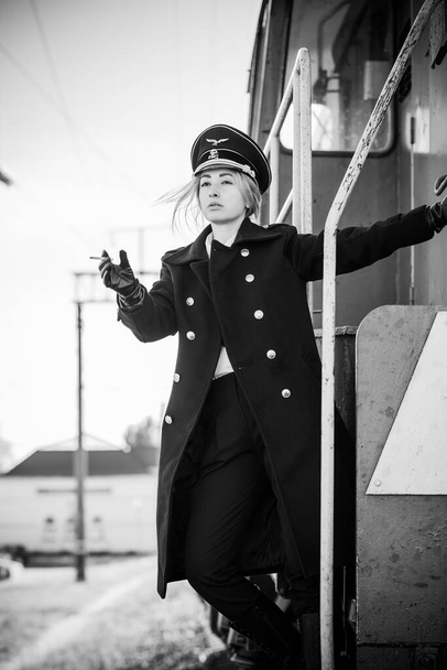 Žena v černé vojenské uniformě, styl. Cosplay světové války, gotický Lolita styl, halloweenské nápady - Fotografie, Obrázek