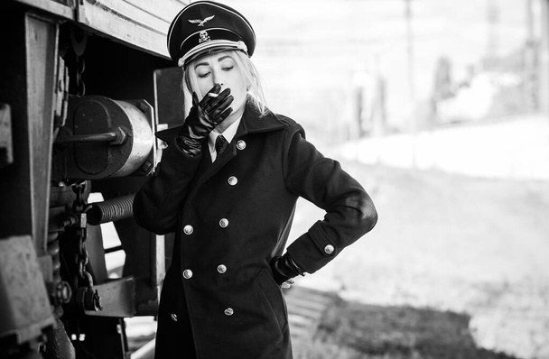 Nő fekete katonai egyenruhában, stílusban. Cosplay világháború, gótikus Lolita stílus, halloween ötletek - Fotó, kép