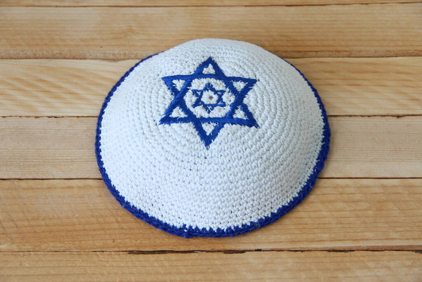 ユダヤ人のキッパー帽子とともにデビッドの星の木の背景 - 写真・画像
