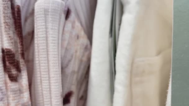 Duurzaam mode- en kledingwinkelconcept. 20 procent gerecycled katoen tag op kleding in massamarkt kleding merk winkel in winkelcentrum - Video