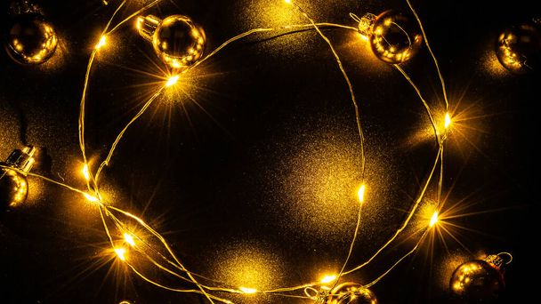 Frontera de luces de Navidad. Decoración de guirnalda de luz dorada, bulbo de oro aislado en negro para adornos de fiesta de Navidad fondo de decoración. Luces brillantes para vacaciones de Navidad - Foto, Imagen